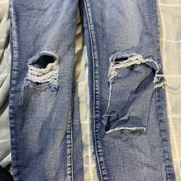 5/20$ Shein Medium Wash Ripped Jeans - Picture 6 of 7